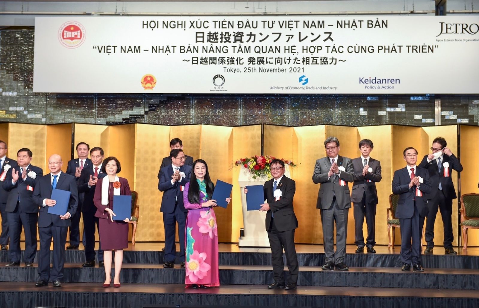 Biên bản ghi nhớ được các bên trao tại Hội nghị Xúc tiến đầu tư Việt Nam - Nhật Bản dưới sự chứng kiến của Thủ tướng Chính phủ Phạm Minh Chính.