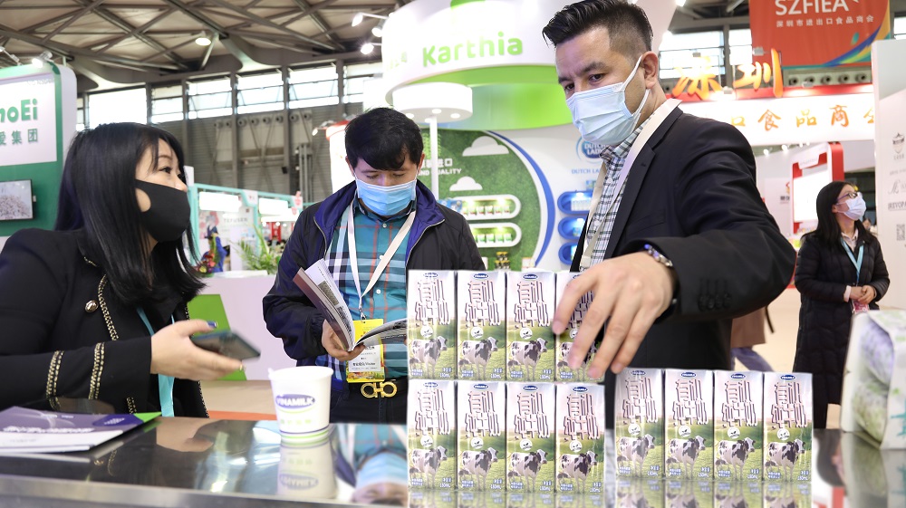 Khách hàng tìm hiểu về các sản phẩm sữa tươi của Vinamilk tại Triển lãm FHC Thượng Hải 2021 (Ảnh: Vinamilk)