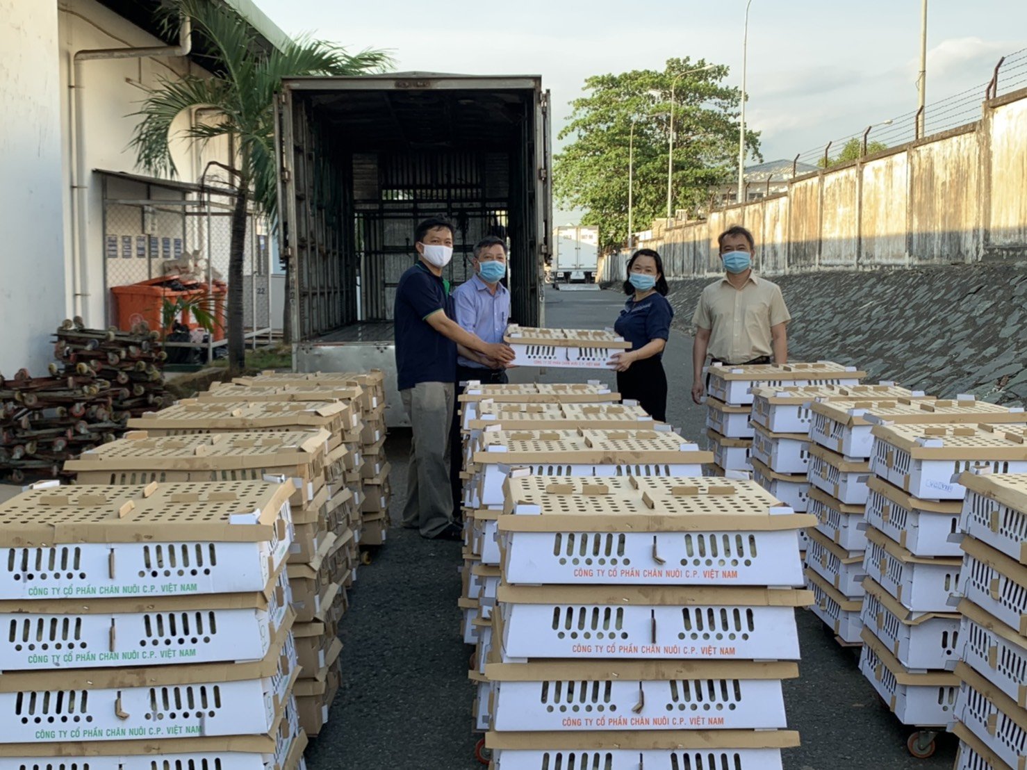 Đại diện IVAC nhận gà từ Công ty CP Chăn nuôi C.P Việt Nam, nuôi lấy trứng phục vụ cho hoạt động sản xuất vắc-xin cúm.