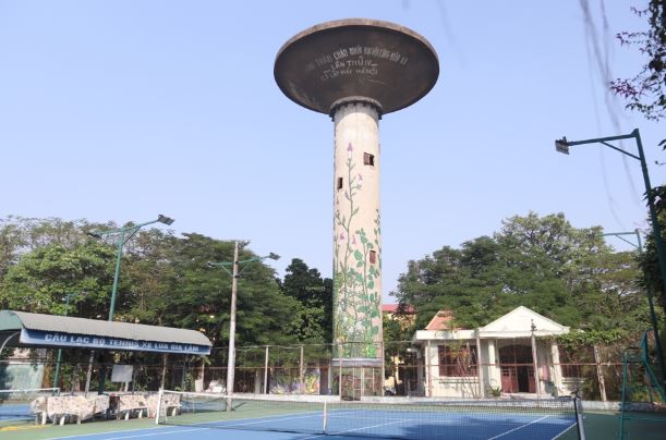 Một tháp nước cao hàng chục mét được xây dựng từ những năm 1977-1978 bên trong khuôn viên Nhà máy xe lửa Gia Lâm. 
