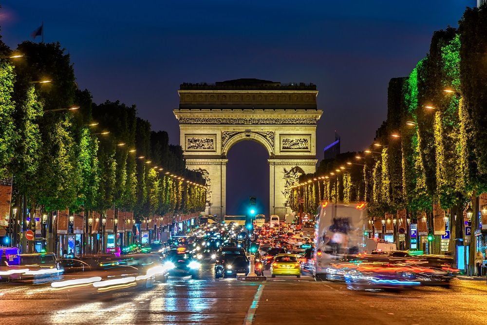 Đại lộ Champs-Élysées lung linh về đêm