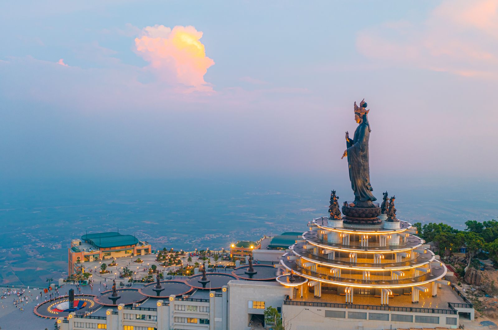 Tượng Phật Bà Tây Bổ Đà Sơn uy nghi trên đỉnh núi Bà Đen
