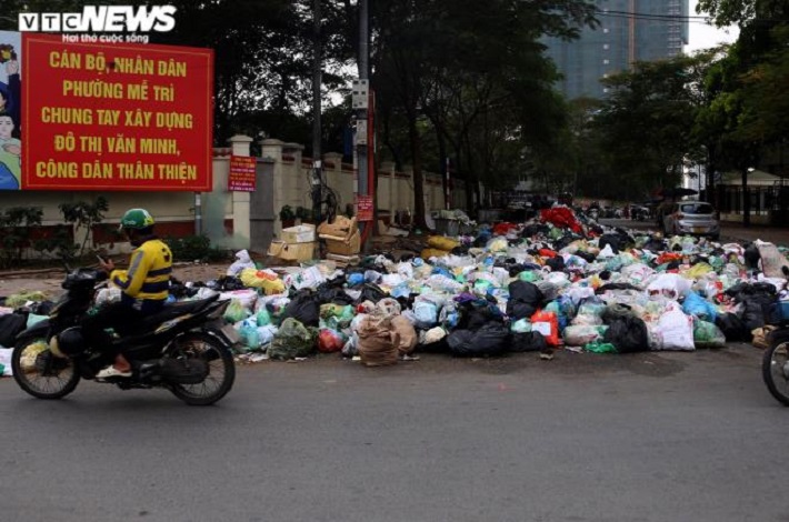 Rác thải chất đống ở phường Mễ Trì. (Ảnh: VTCNews)