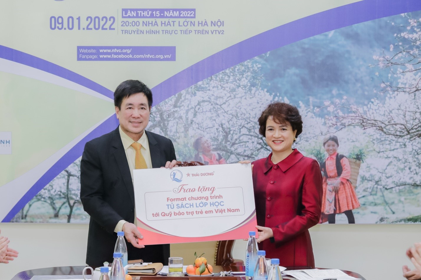 Bà Nguyễn Thị Hương Liên – Phó Tổng Giám đốc Công ty Cổ phần Sao Thái Dương đã trao tặng Format chương trình Tủ sách lớp học tới Quỹ Bảo trợ trẻ em Việt Nam.