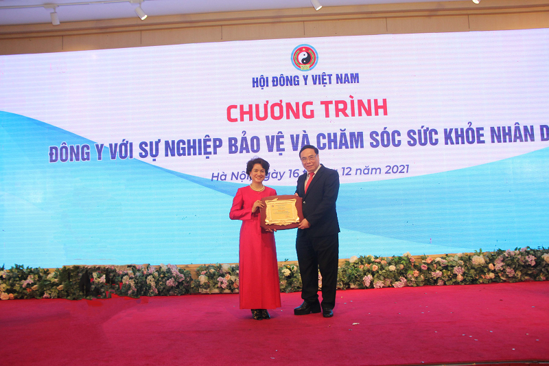 Bà Nguyễn Thị Hương Liên – Phó Tổng giám đốc Công ty Cổ phần Sao Thái Dương (bên trái) nhận bằng khen từ Hội Đông y Việt Nam.