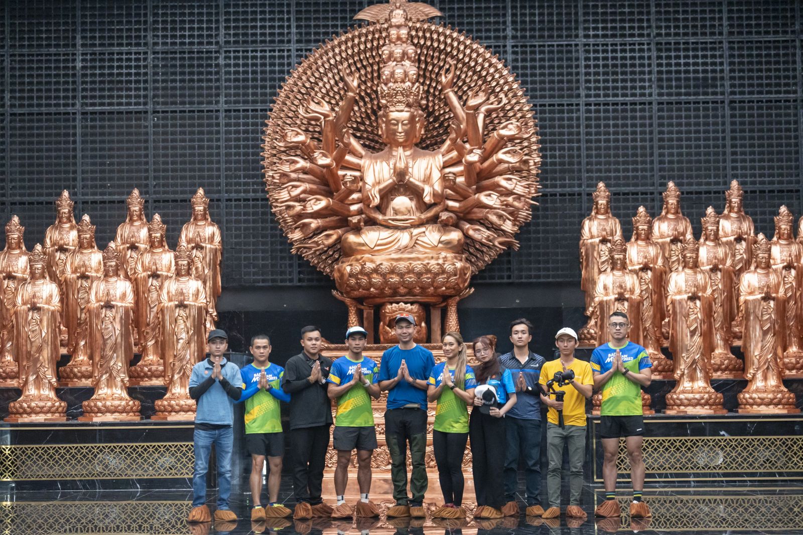 Thanh Vũ và các vận động viên tại Khu triển lãm Phật giáo trên đỉnh núi Bà Đen