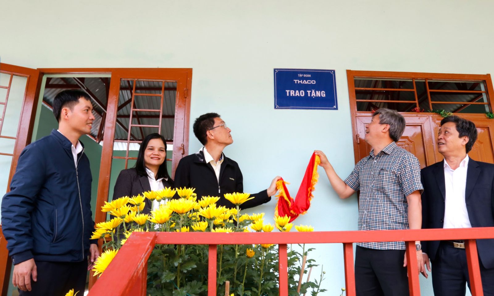 Đại diện THACO và Lãnh đạo tỉnh Quảng Nam thực hiện nghi thức kéo bảng trao tặng.jpg