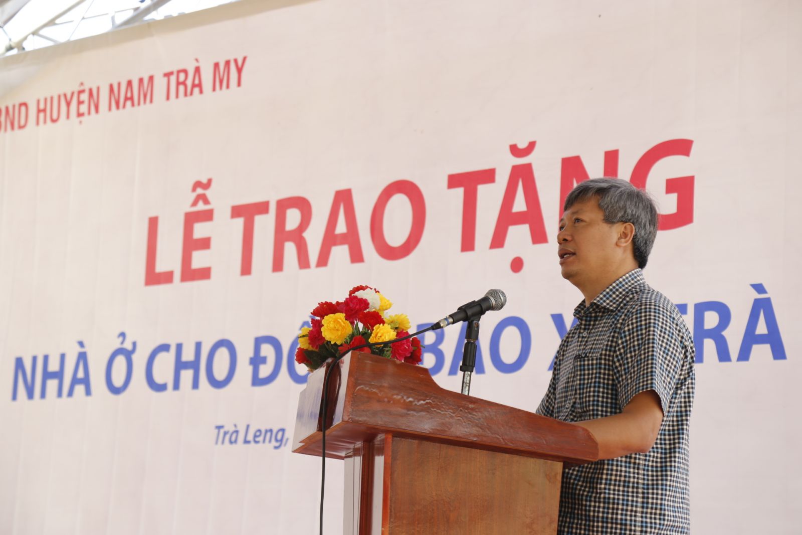 Ông Hồ Quang Bửu - Phó Chủ tịch UBND tỉnh Quảng Nam phát biểu tại lễ trao tặng nhà cho đồng bào xã Trà Leng.JPG