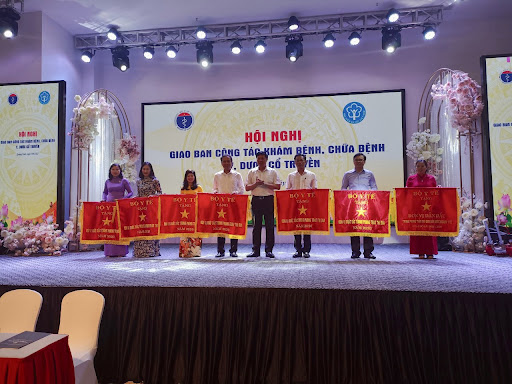 Đại diện Sao Thái Dương Bà: Bùi Thị Song Sơn (đứng thứ 2 từ trái sang) nhận cờ thi đua Bộ Y Tế