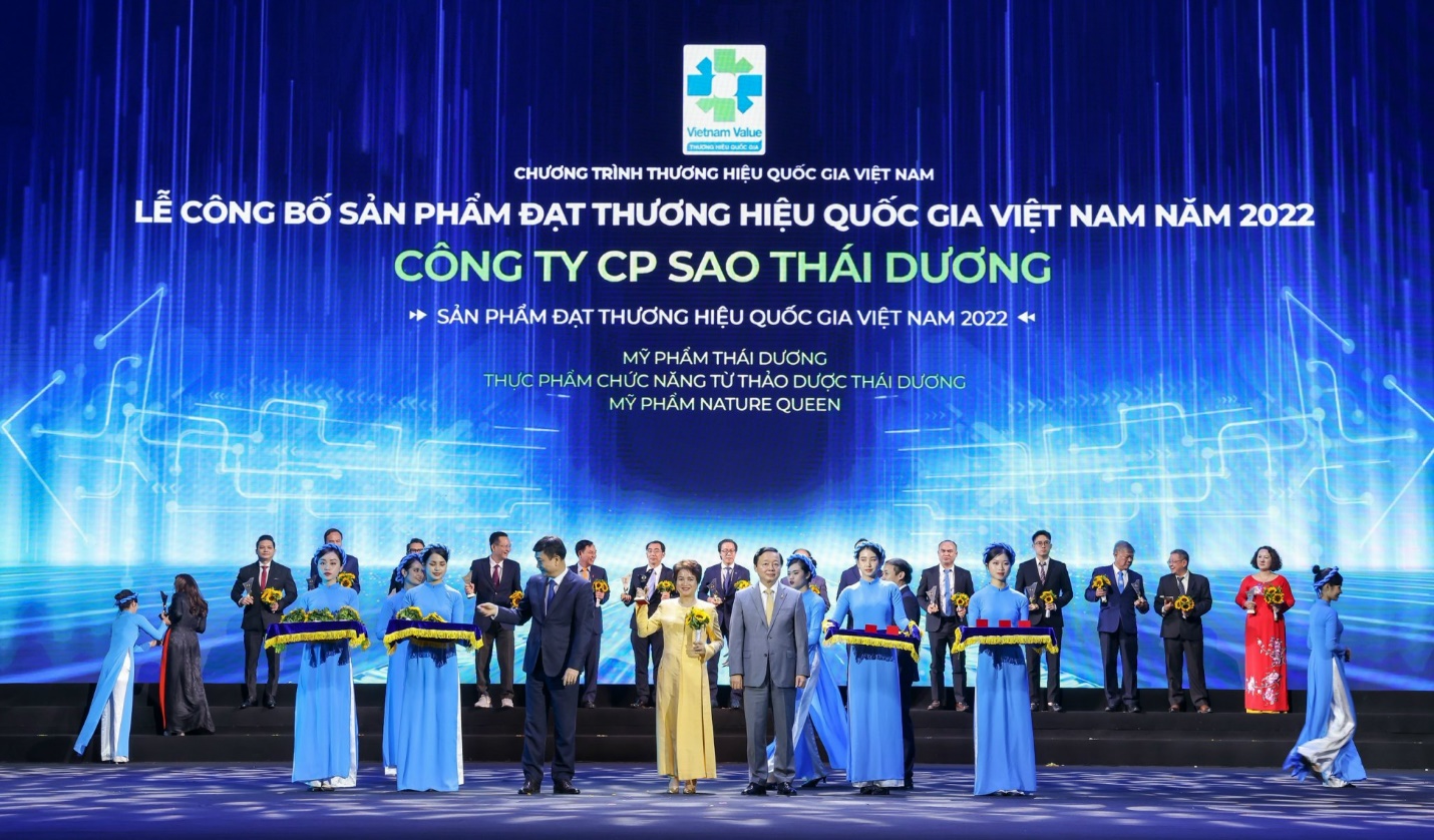 Bà Nguyễn Thị Hương Liên - Phó Tổng Giám đốc Sao Thái Dương nhận biểu trưng và hoa tại Lễ công bố sản phẩm đạt THQG Việt Nam năm 2022.