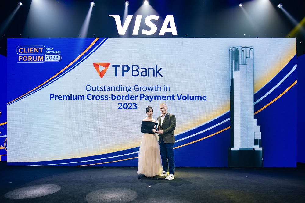 TPBank là ngân hàng duy nhất nhận được giải thưởng Ngân hàng dẫn đầu Tăng trưởng ấn tượng Doanh số giao dịch nước ngoài đối với thẻ cao cấp TPBank Visa Signature.