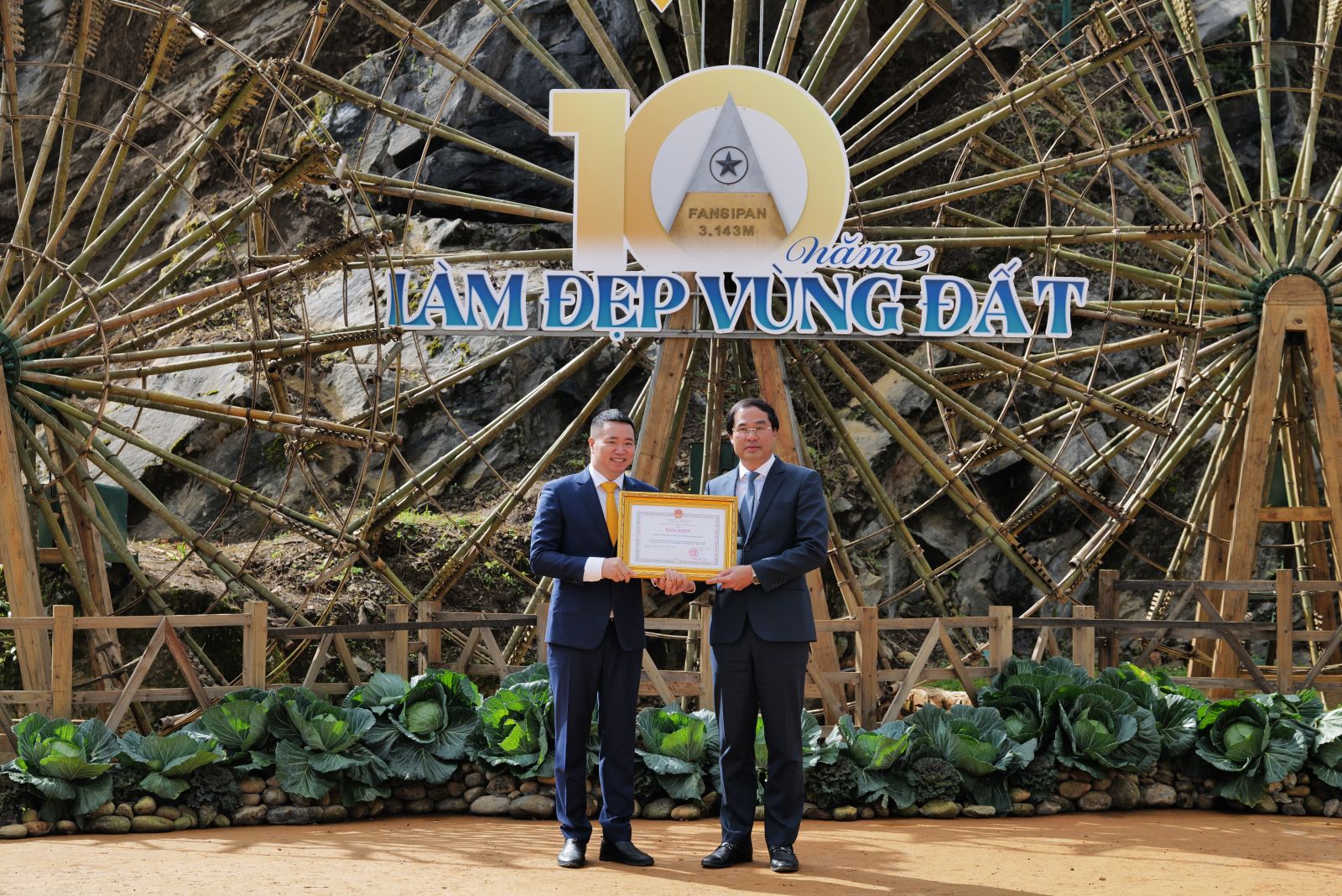 Ông Trịnh Xuân Trường (bên phải) trao tặng bằng khen danh dự tới đại diện Sun World Fansipan Legend.