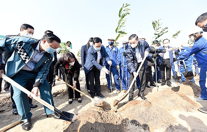 Tại lễ phát động, lãnh đạo các bộ, ngành và thành phố Hà Nội cùng các đại biểu tham gia trồng cây tại nút giao đường Vành đai 3 - quốc lộ 5B (nút giao đường cao tốc Hà Nội - Hải Phòng).