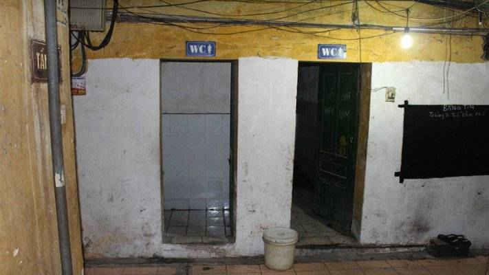 Nhà vệ sinh chung bị coi là nỗi ám ảnh của người dân Thủ đô sinh sống tại các khu tập thể cũ