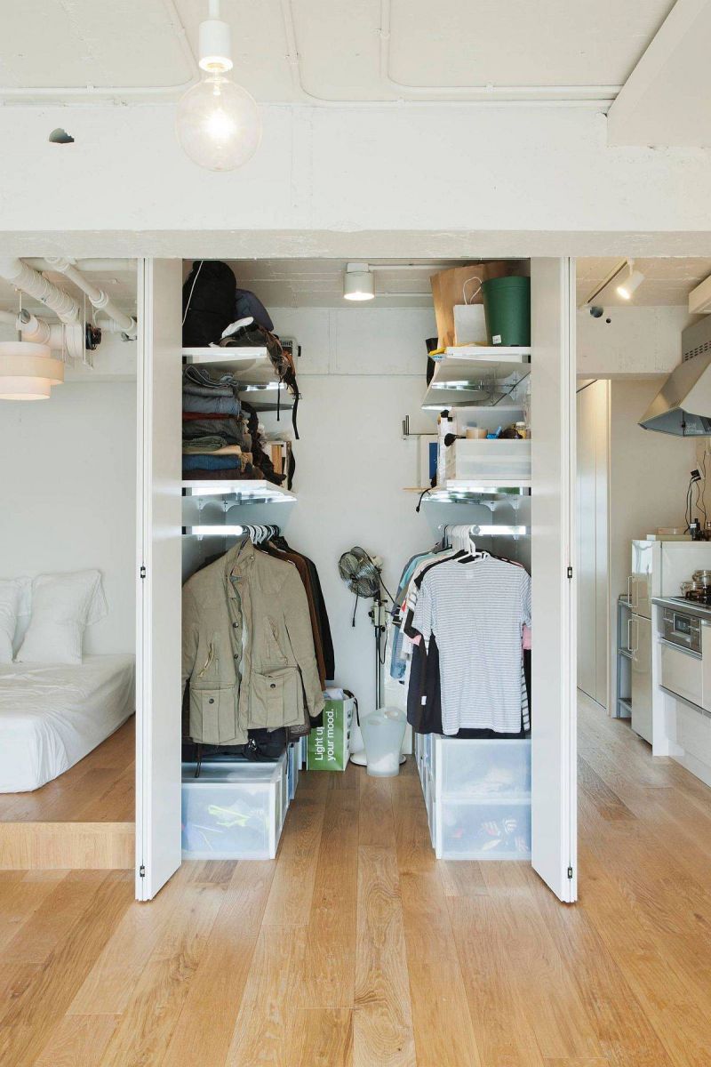 Một chiếc tủ quần áo cỡ nhỏ cần có đủ ánh sáng để giúp bạn dễ dàng chọn đồ (Ảnh: Decoist)
