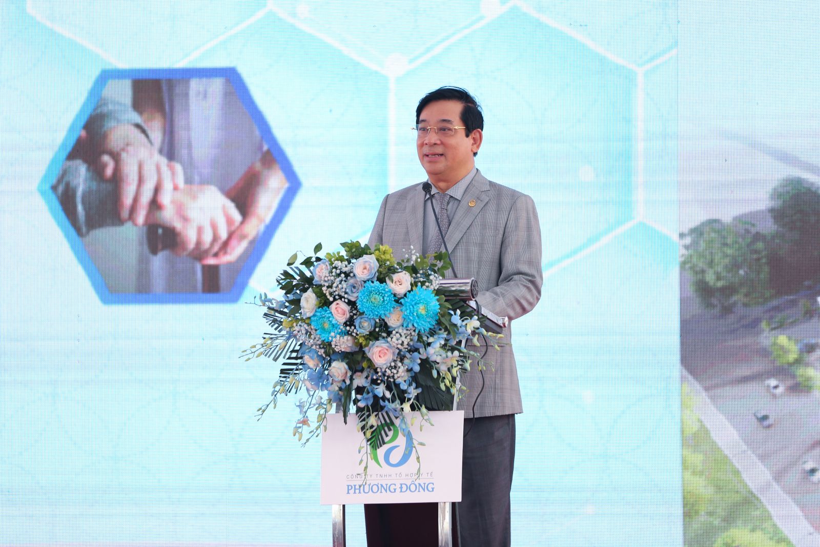 Ông Lương Ngọc Khuê - Cục trưởng Cục khám chữa bệnh Bộ Y tế phát biểu chúc mừng dấu ấn mới trên hành trình phát triển của Tổ hợp Y tế Phương Đông và Viện dưỡng lão Phương Đông Asahi.