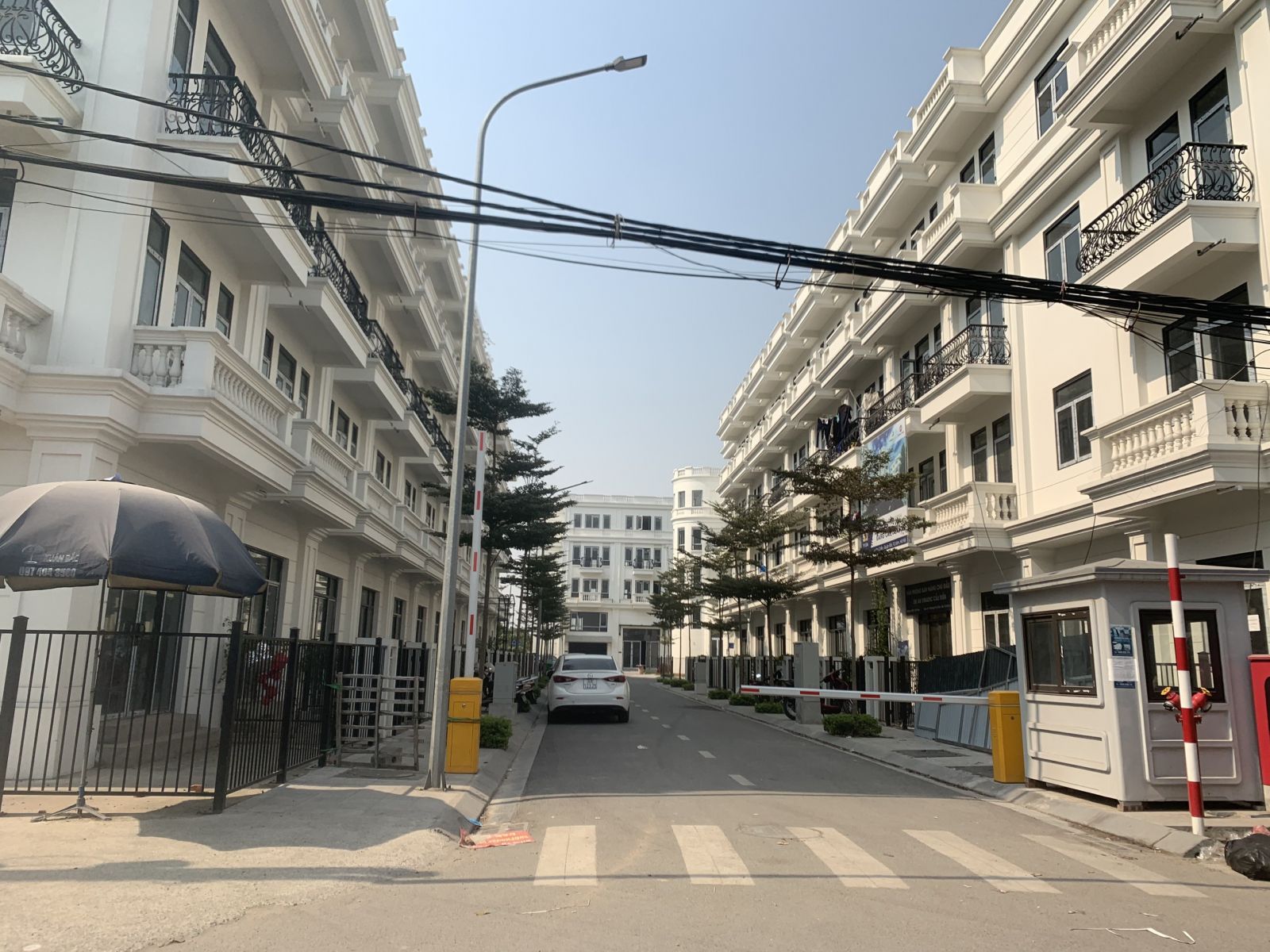 Dự án liền kề Phú Diễn (Phú Diễn Land) nằm trên mặt đường, phía gần cuối đường Phú Diễn do Công ty Cổ phần phát triển đầu tư xây dựng Việt Nam (Vinadic) làm Chủ đầu tư