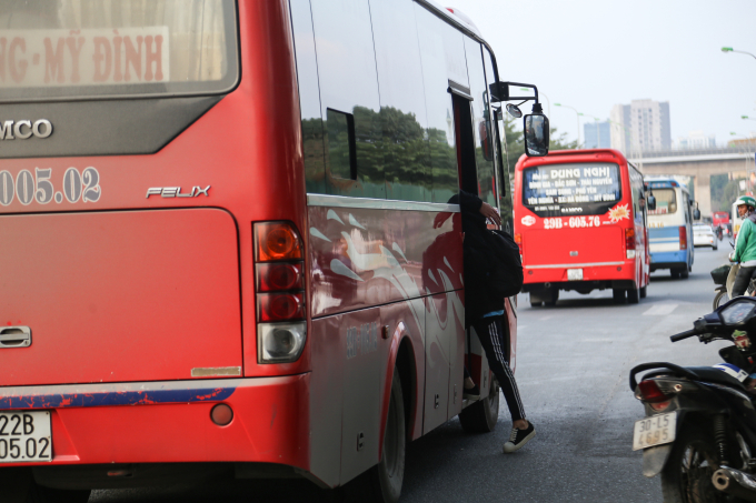Hồi tháng 5, Thanh tra Sở Giao thông vận tải Hà Nội đã mở đợt cao điểm kiểm tra, xử lý các vi phạm trật tự ATGT trong lĩnh vực vận tải hành khách theo tuyến cố định tại Bến xe Mỹ Đình và tiếp tục mở rộng ra tuyến Giáp Bát.