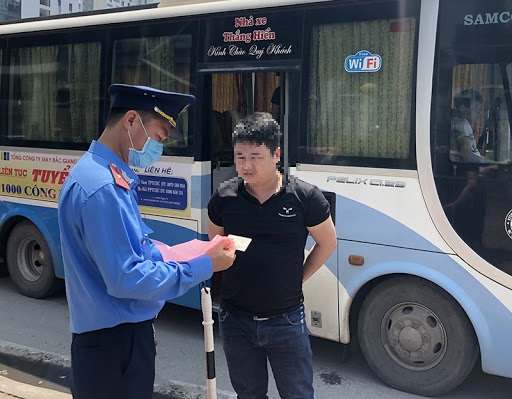 Thanh tra Sở GTVT Hà Nội đã phối hợp với các lực lượng chức năng xử lý 6.363 xe khách vi phạm, tạm giữ 83 phương tiện, tước giấy phép lái xe 782 trường hợp trong năm 2020. Ảnh: TL