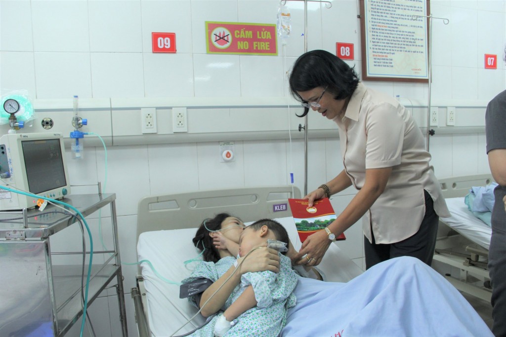 Lãnh đạo MTTQ Việt Nam TP Hà Nội thăm hỏi, động viên người dân và chiến sĩ cứu hộ bị thương trong vụ cháy chung cư mini