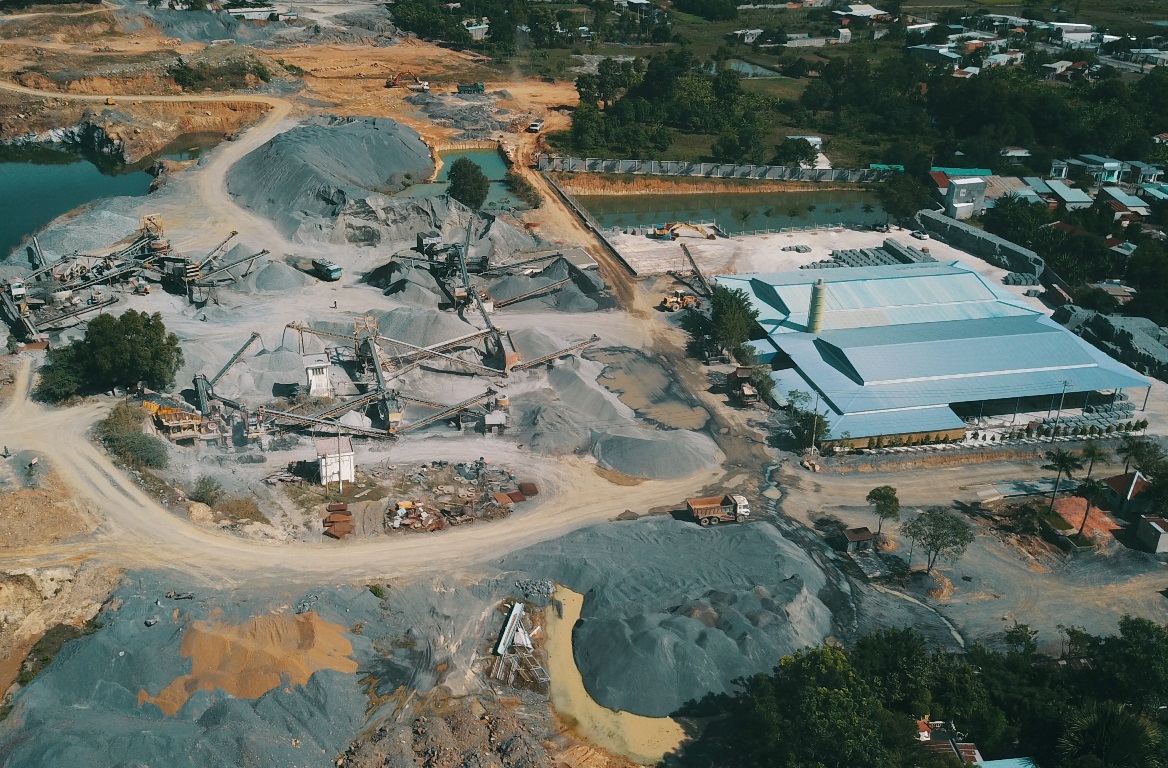 Mỏ đá và nhà máy gạch không nung của Cty CP Thành Chí nằm chung khuôn viên nhằm tận dụng tối đa lợi thế (ảnh: Mạnh Cường)