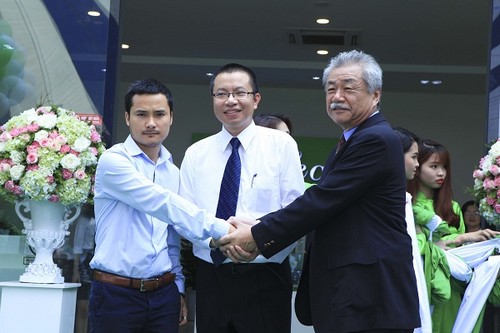 Ông Trần Như Trung và Ông Phan Thanh Phúc và Ông Koyama thực hiện nghi lễ Ra mắt nhà mẫu EcoLife Capitol.