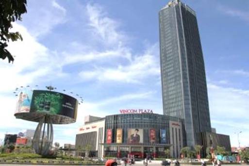 Trung tâm thương mại Vincom Plaza Hà Tĩnh nằm ngay dưới chân khách sạn Vinpearl Hà Tĩnh Hotel.
