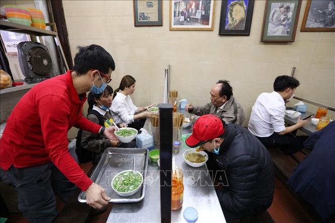 Hà Nội: Dịch vụ cắt tóc, gội đầu, ăn uống trong nhà được hoạt động trở lại