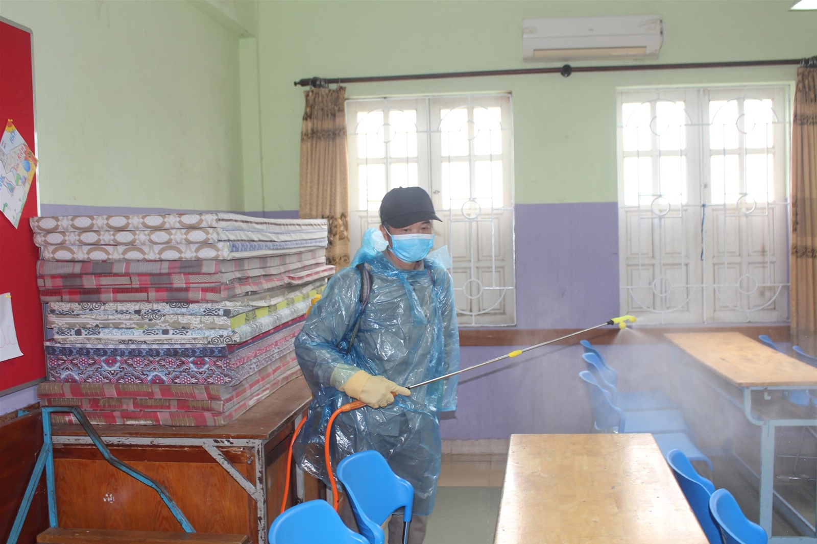 Trao tặng hàng nghìn khẩu trang, dung dịch sát khuẩn cho học sinh ở Hà Nội 