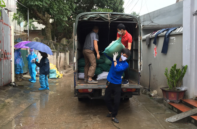 Hỗ trợ nhu yếu phẩm cho gần 3.000 hộ dân thôn Hạ Lôi (Mê Linh)