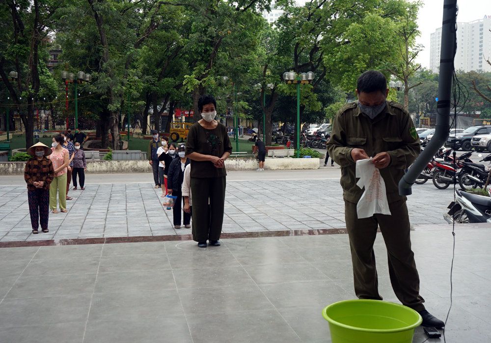 Cận cảnh “cây ATM” đầu tiên cho người nghèo “rút” gạo miễn phí ở Hà Nội