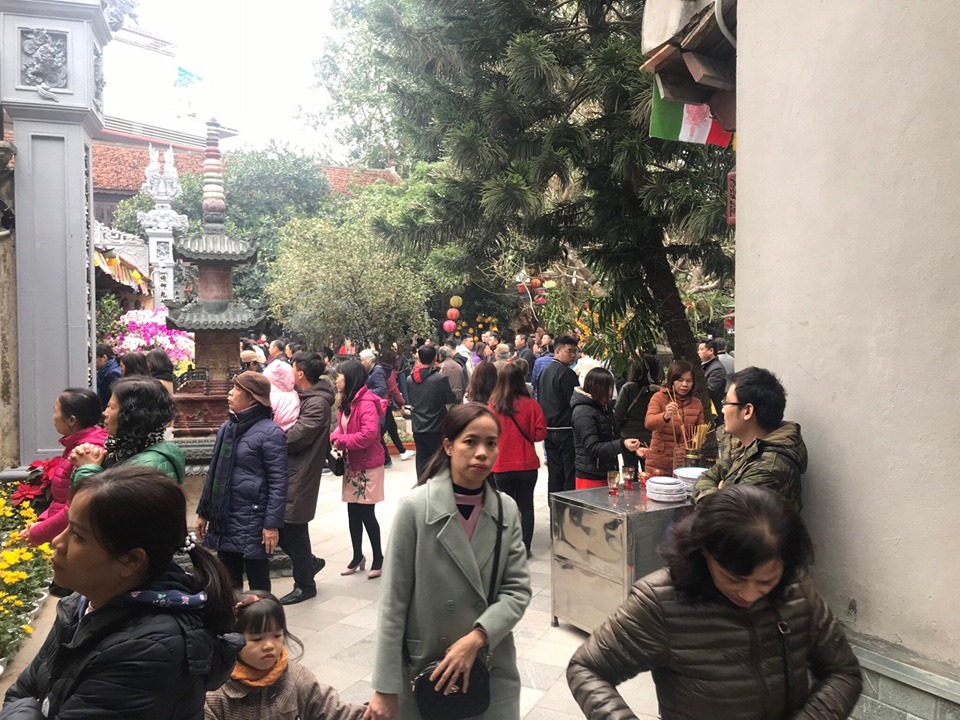 Rất đông người dân hành hương tới chùa Vạn Niên (Tây Hồ) để làm lễ