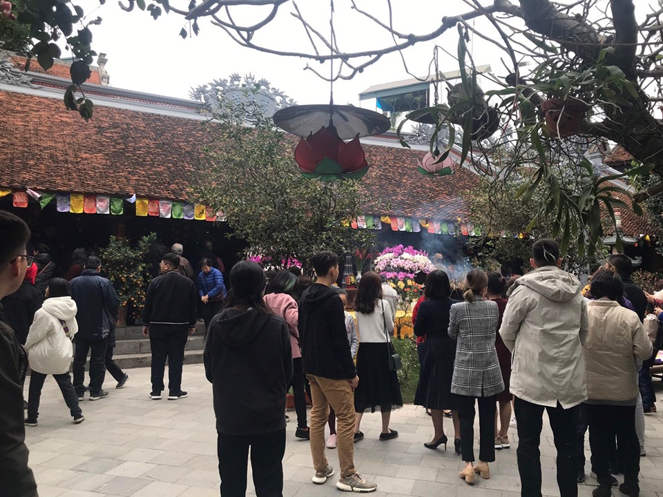 Rất đông người dân hành hương tới chùa Vạn Niên (Tây Hồ) để làm lễ
